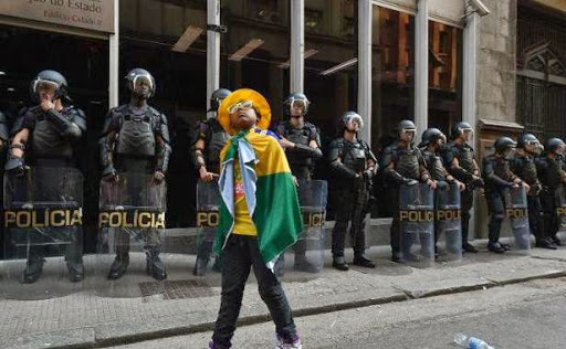 La police tire des gaz lacrymogènes contre des manifestants anti-Mondial