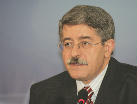 Lors d’un point de presse, Ouyahia critique et… tente de séduire l’opposition