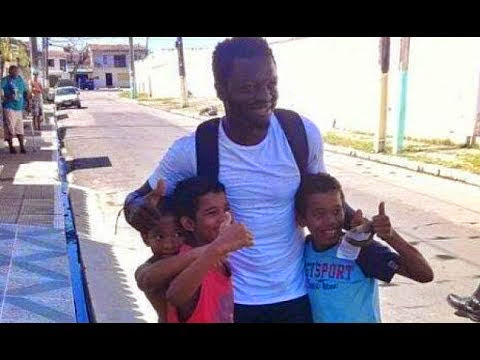 Quand Muntari distribue de l’argent aux pauvres au brésil – vidéo