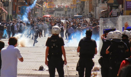 Turquie : La police antiémeute tire du gaz lacrymogène sur des centaines de manifestants