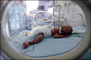 Un bébé, pouvant être le nouveau-né enlevé au CHU de Constantine, retrouvé à Skikda