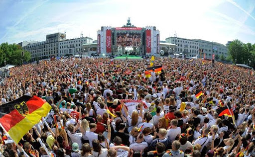 Allemagne : une foule en liesse à Berlin pour le retour des héros