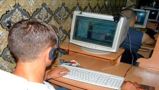 Au second jour de l’Aïd El-Fitr, les cybercafés affichent complet à Bouira