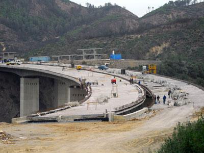 Autoroute est-ouest,  les travailleurs bloquent l&rsquo;accès au chantier à azzaba
