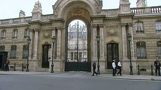 Avion d’Air Algérie: réunion à l’Elysée avant la rencontre avec les familles