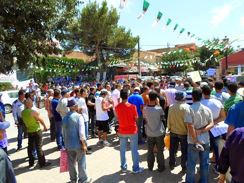 De non-jeûneurs observent un rassemblement à Akbou (Béjaia)