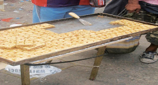 Des etals sur la voie publique a Mostaganem : vente anarchique de gâteaux orientaux en plein air !