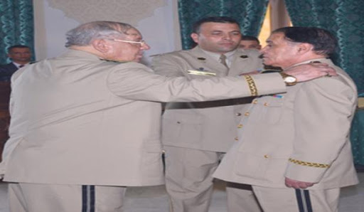 Gaïd Salah préside au nom du président Bouteflika la cérémonie de remise des grades à des officiers supérieurs