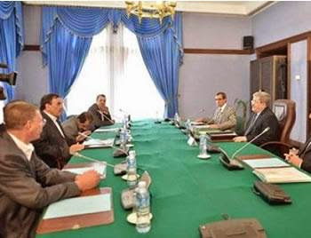 Les consultations sur la révision de la constitution seront relancées partiellement : Ouyahia peaufine sa copie