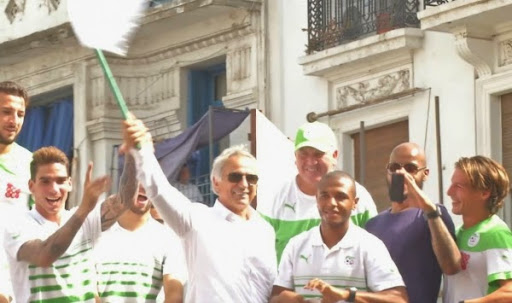 Les supporters accueillent l’entraîneur par «Allah Akbar Halilhodzic»