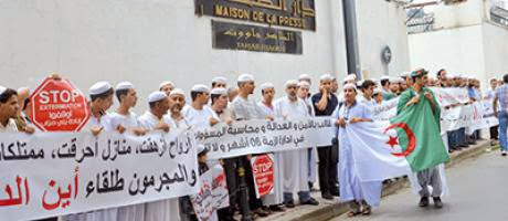 Mozabites en colère devant la maison de la presse Tahar Djaout