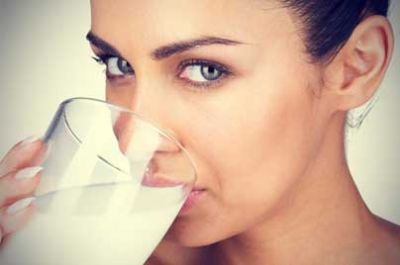 Ostéoporose: le surnageant liquide du lait caillé et du yaourt, allié efficace contre la maladie (nutritionniste)