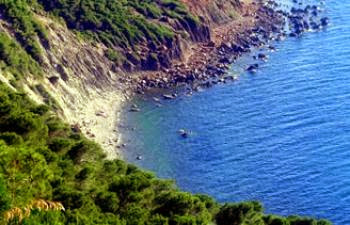 Une virée dans la ville côtière de ténès : Les pieds dans l&rsquo;eau mais la tête ailleurs