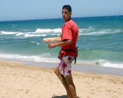 Beignets, thé et bracelets en vente sur les plages, La silhouette familière des vendeurs ambulants