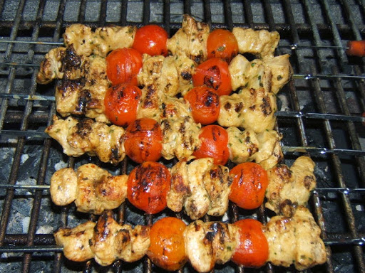 Brochettes de dinde marinées