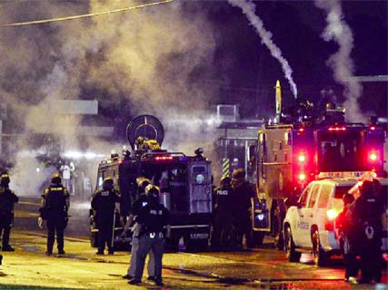 Couvre-feu, bombes fumigènes et des arrestations à Ferguson : Les États-Unis en proie à des émeutes raciales depuis une semaine