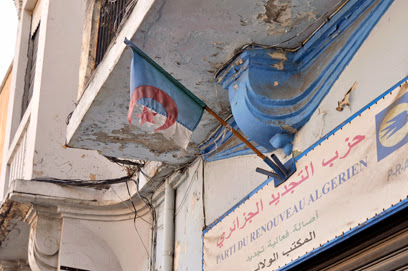 Des partis politiques qui humilient l’emblème national