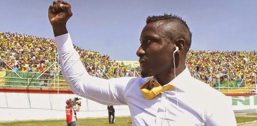 Des supporters de la JSK ont improvisé samedi une marche en hommage à Ebossé