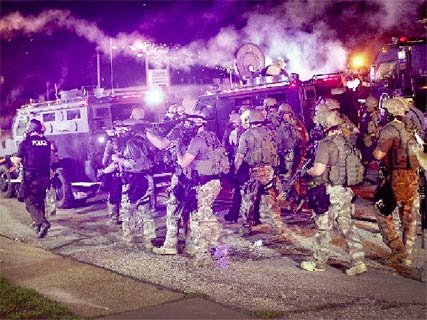 Deuxième nuit d&rsquo;affrontements violents à Ferguson : La Garde nationale en renfort à la police, accusée de “crime racial”