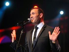 Kadhem Essaher séduit le public de Djemila : “Une pensée pour les enfants de Ghaza et Baghdad”