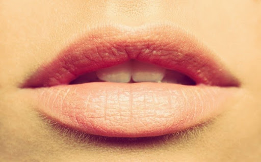 Le miel hydrate et adoucit les lèvres