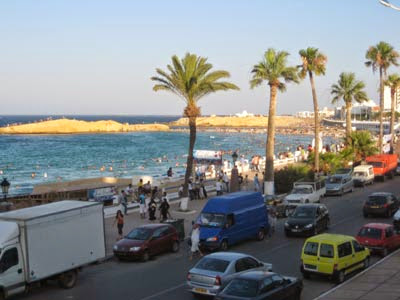 Retour de vacances, Les tribulations des Algériens aux postes frontières tunisiens