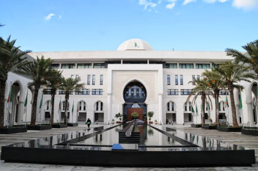 Agenda politique et engagements internationaux : Pouvoir, les vacances qui durent