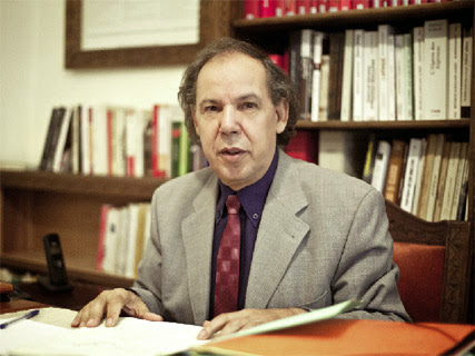 Changement démocratique Mokrane Aït Larbi : “L’Armée doit convaincre Bouteflika”