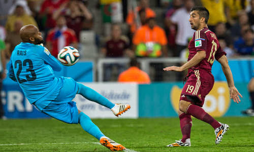 EN : Mbolhi rejoue et préserve ca cage vierge