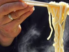 Il tue son voisin de table et commande un bol de nouilles