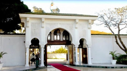 Le président Bouteflika signe des décrets présidentiels portant ratification de quatre conventions arabes