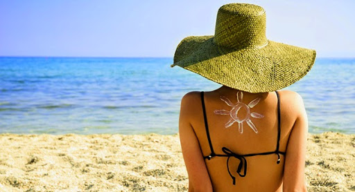 Prolonger son bronzage : Gommez la peau en douceur