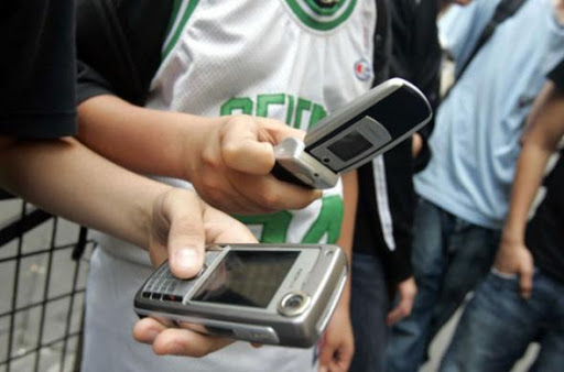 Téléphones portables: les champs électromagnétiques sont cancérigènes (OMS)