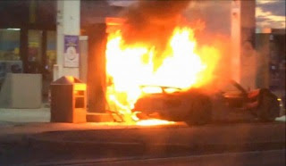 Une Porsche 918 Spyder prend feu dans une station service