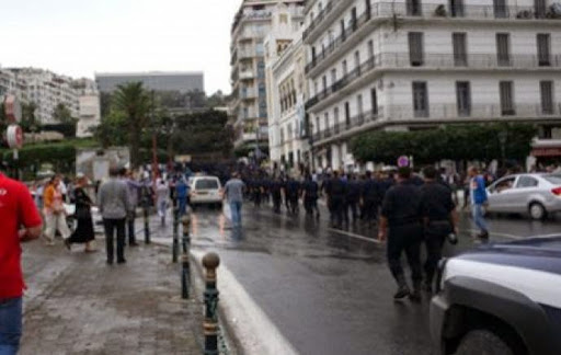 Algérie : 500 policiers marchent vers le palais présidentiel