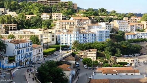 Après deux jours de fête ,Alger n’a pas digéré son foin et ses flaques de sang