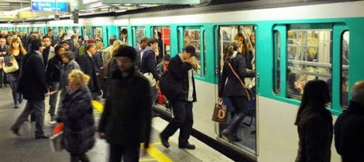 Aux toilettes, dans le métro, au lit, à table… Quels risques d’attraper Ebola ?