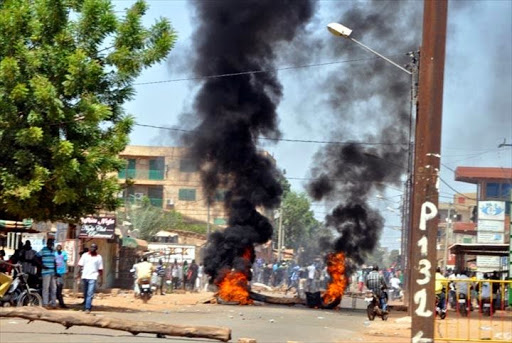 Burkina: manifestation monstre contre la révision constitutionnelle, affrontements avec la police