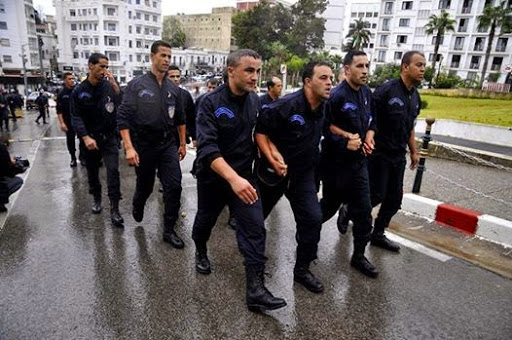 Des retraités de la police marchent à Constantine