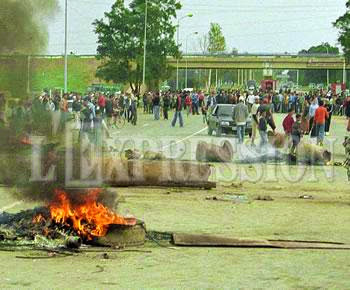 Fenaia (béjaïa) : Les citoyens ferment la route nationale