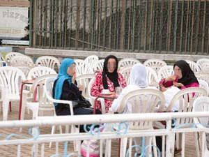 Les terrasses de café ne sont plus un espace réservé aux hommes, Lieux conjugués au féminin