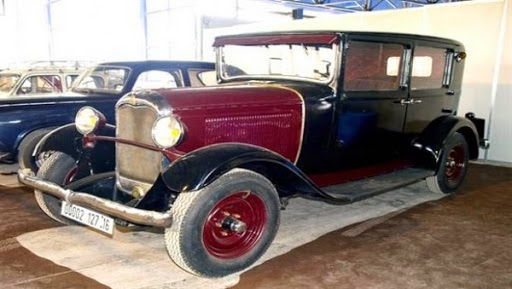 Un salon de voitures anciennes à Tlemcen