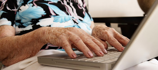 Une mamie de 114 ans obligée de mentir sur son âge pour s’inscrire sur Facebook