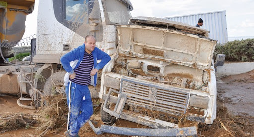 10 accidents, pas de victimes et la rn-11 completement bloquee : l’explosion du tuyau d’eau du mao fait de graves dégâts sur la route d’oran-mostaganem