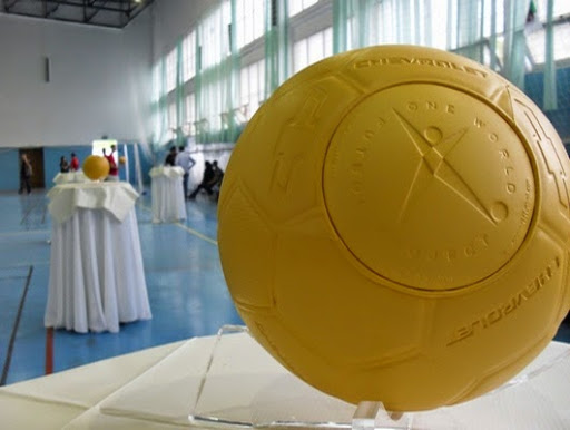 Diamal/Chevrolet va distribuer 25 000 ballons de football increvables à des enfants