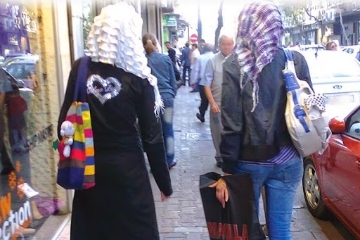 En Algérie, les conservateurs en campagne contre les porteuses du « hijab qui dévoile » (Moutabarij)