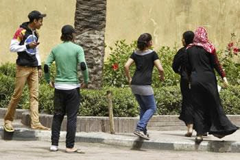 Harcelées, insultées, sifflées : le martyre des femmes ans la rue, Sois belle, mais…pas trop