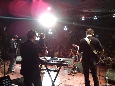 Le chanteur Ali Amrane, la star du folk-Rock kabyle, enflamme la scène à Tizi Ouzou