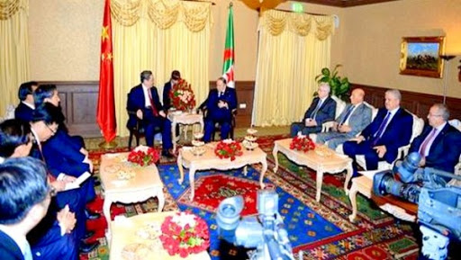 Le président Bouteflika reçoit le président du Comité national de la Conférence consultative politique du peuple chinois