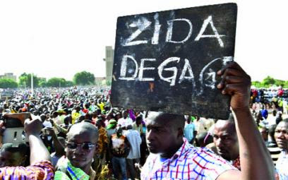 Les Burkinabès réclament le départ du lieutenant-colonel Isaac Zida